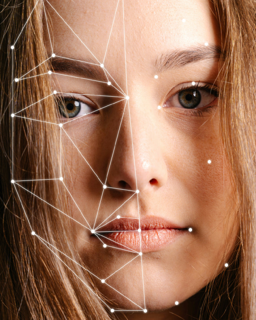 Rostro de mujer con líneas de análisis facial que marcan las proporciones del pómulo, la mandíbula y el mentón, en referencia a la valoración médica previa a la aplicación de bioestimuladores de colágeno en Medellín