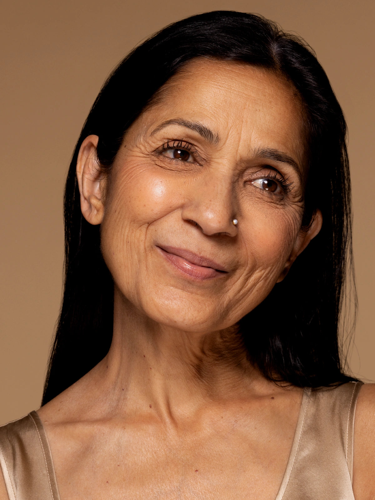 Rostro de una mujer con rasgos equilibrados y aspecto natural, tratamiento de armonización facial en Medellín