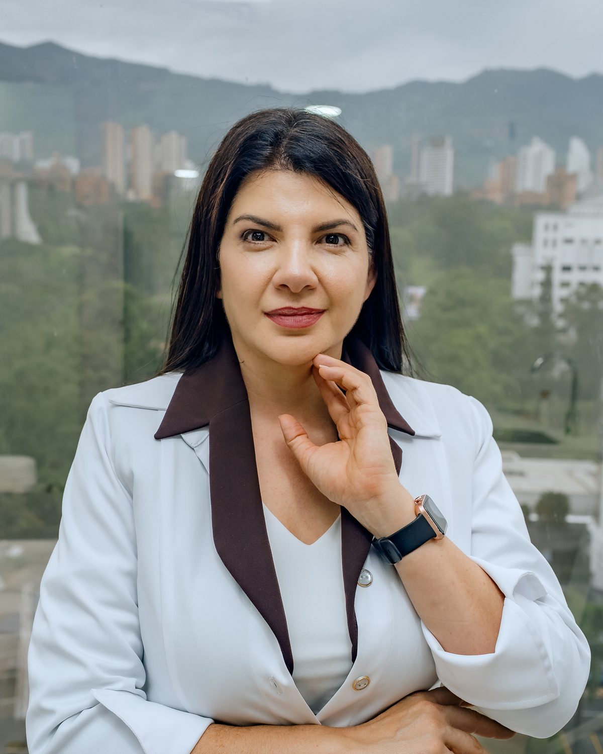 Dra. Olga Gómez Montoya, médica y cirujana, en su consultorio de medicina estética en El Poblado con vista a Medellín