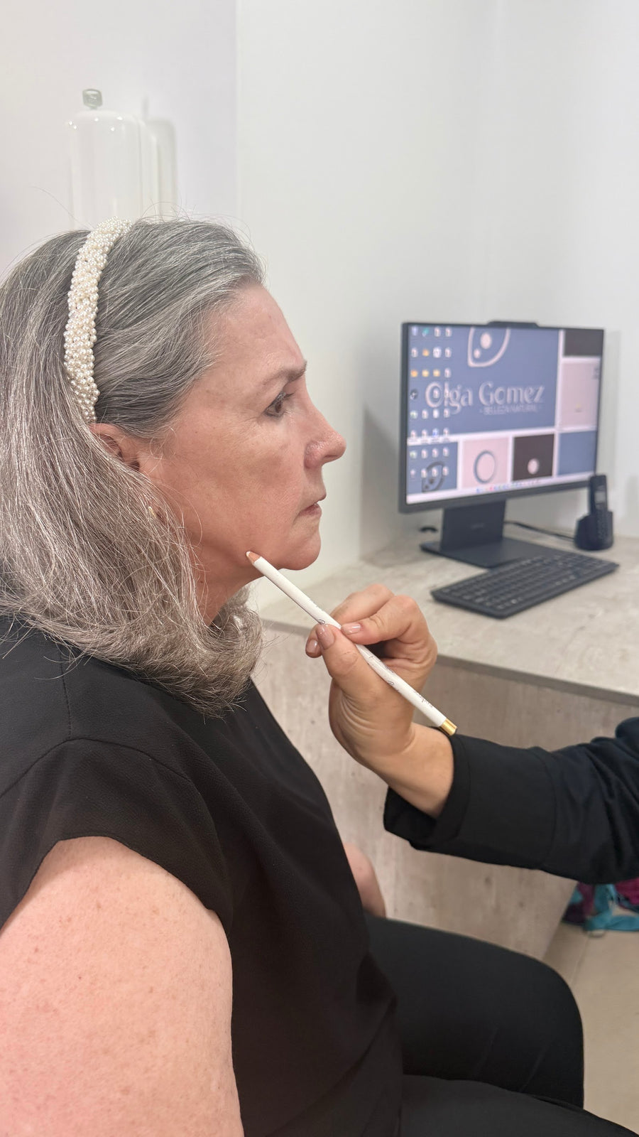 Marcación facial durante la valoración médica con la Dra. Olga Gómez en Medellín