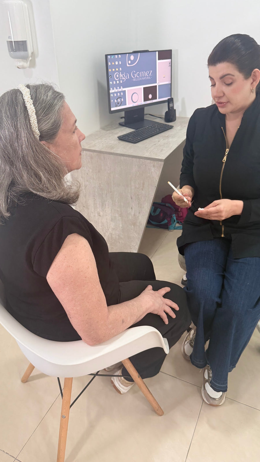 La Dra. Olga Gómez conversa con una paciente durante la valoración médica en su consultorio de El Poblado, Medellín